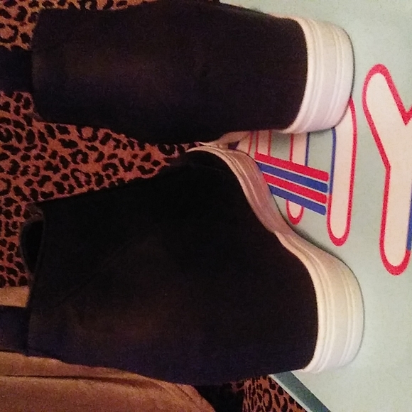 Sneaker Shoe - Picture 3 of 6